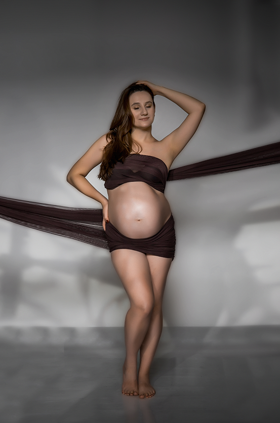 fotografia ciążowa Warszawice kobieta z brzuszkiem w studio fotograficznym okolice Otwocka