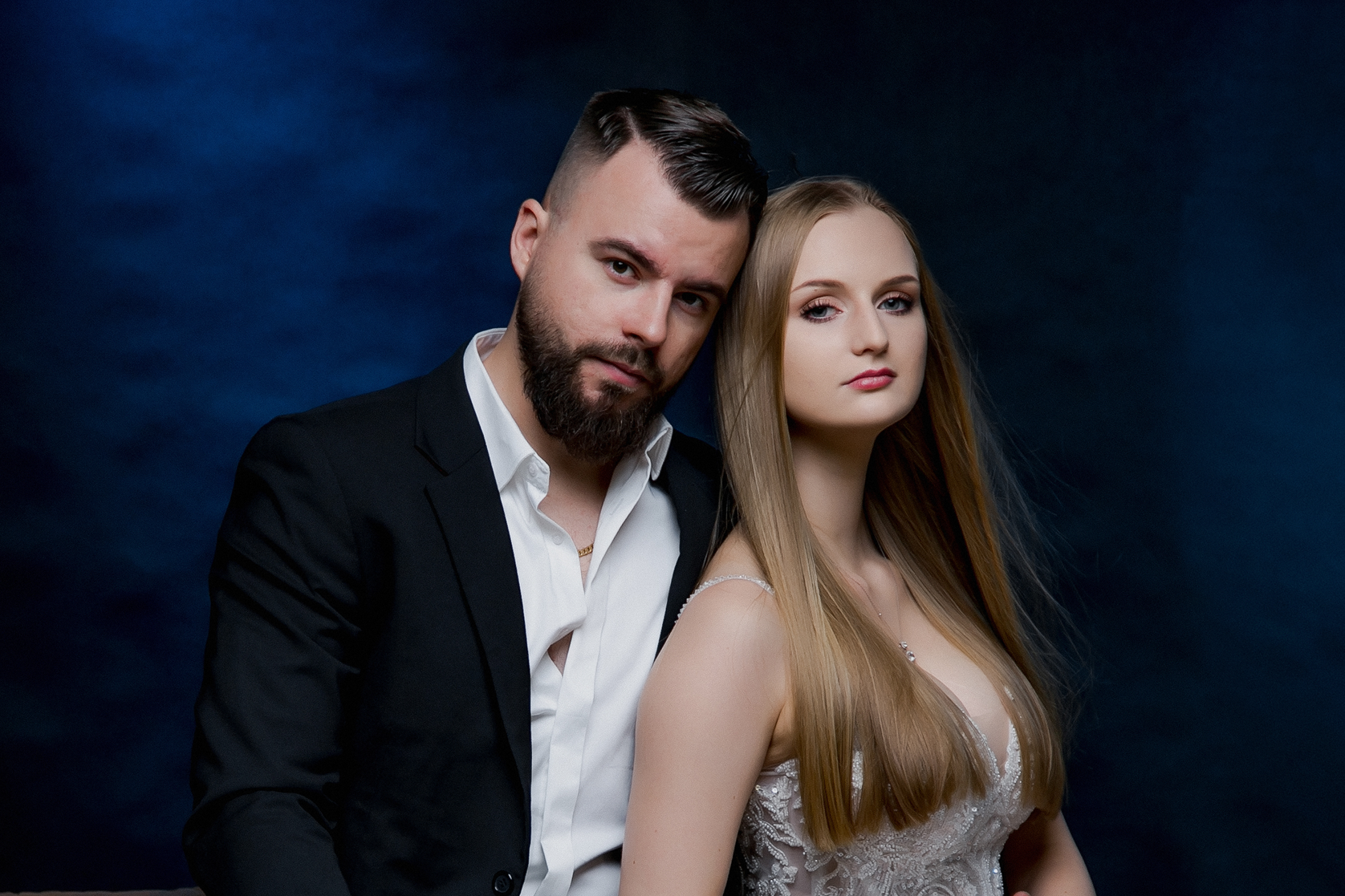 sesja ślubna w stylu aktorskim, para w eleganckim wydaniu inspirowanym filmem