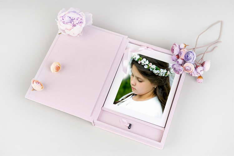 fotograf na przyjęcie rodzinne komunijne oprawa zdjęć w fotoalbumie