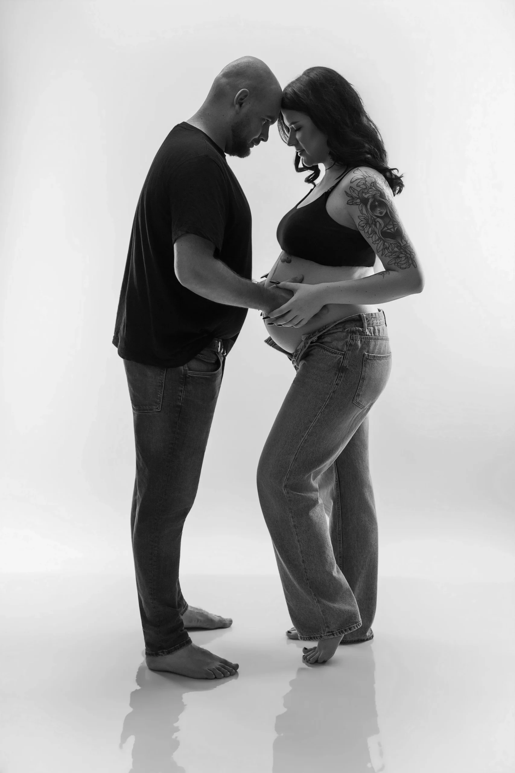 sesja ciążowa pary małżeńskiej w studio fotograficznym