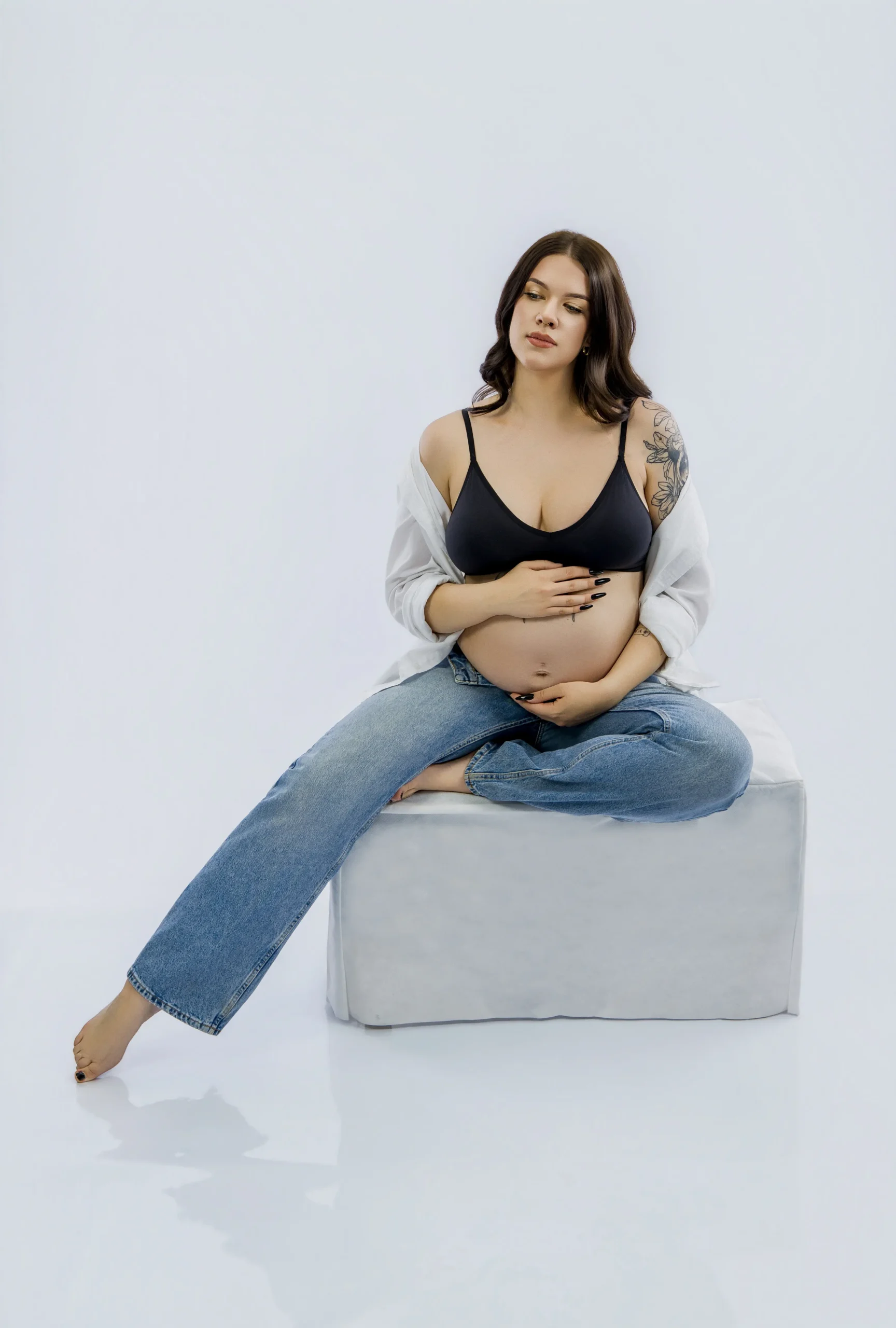 przyszła mama podczas sesji zdjęciowej w studio