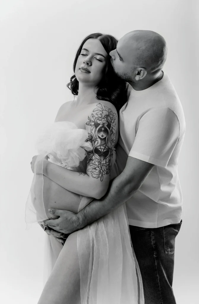 elegancka sesja ciążowa w studio fotograficznym z mężem