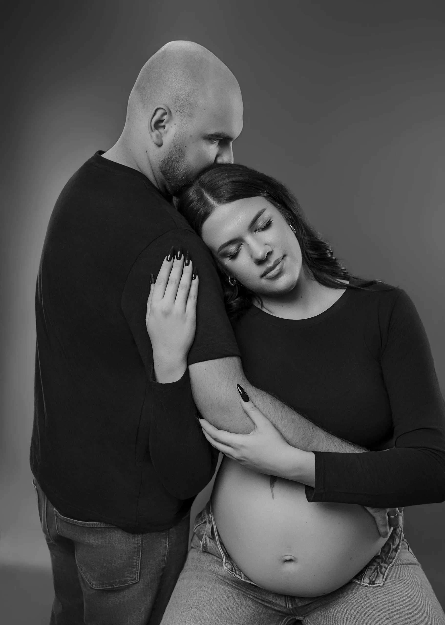 romantyczna sesja ciążowa pary w studio