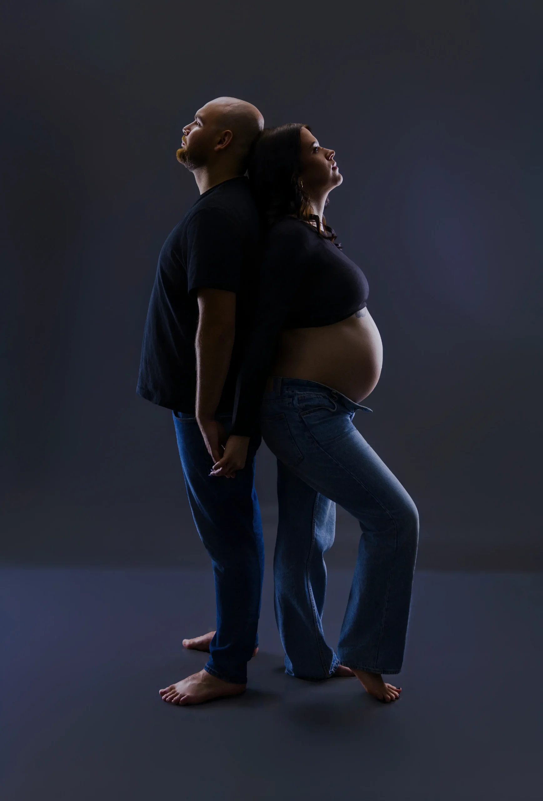 fotograficzna sesja ciążowa z partnerem w studio pod Otwockiem