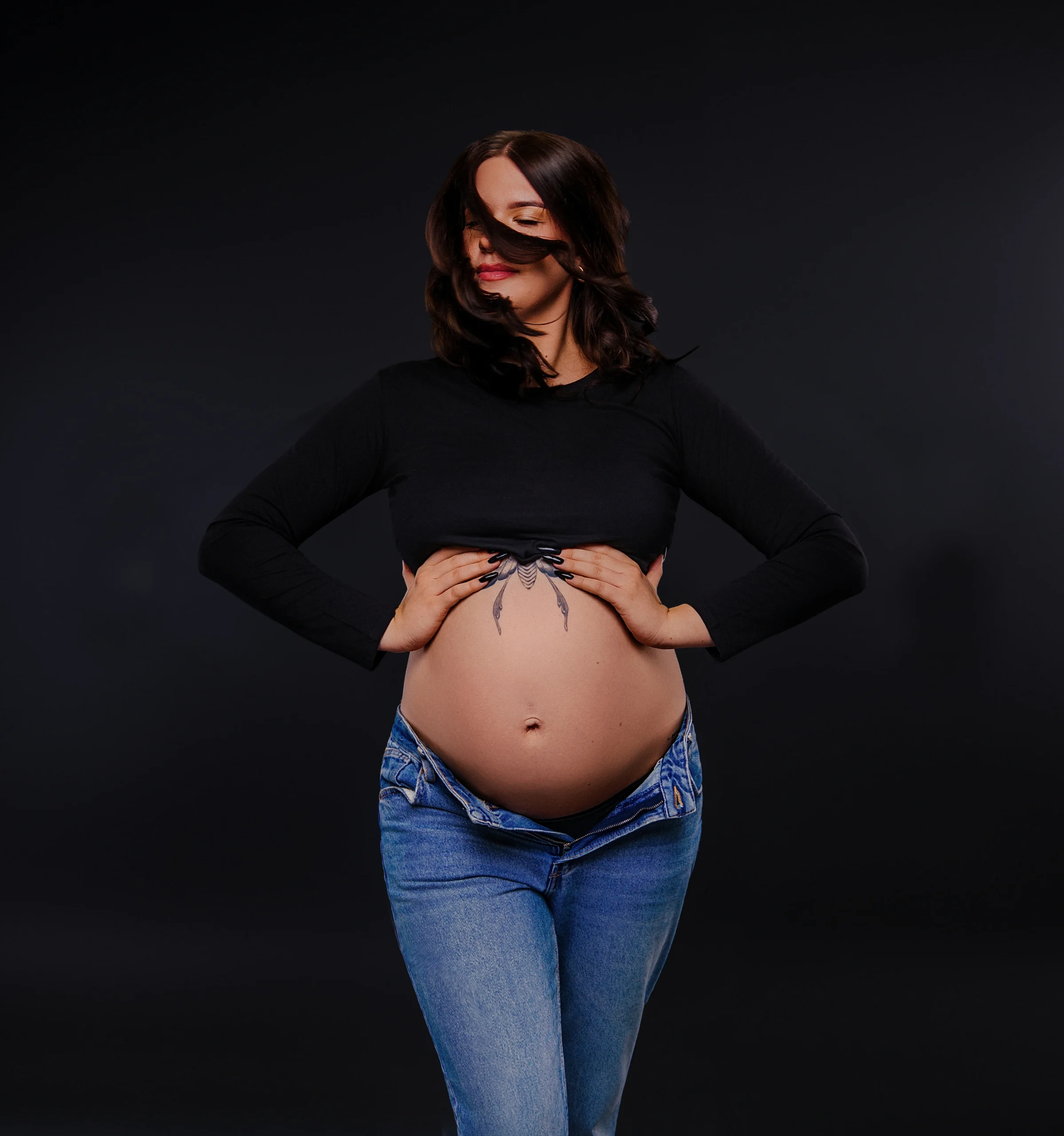 sesja ciążowa przyszłej mamy w studio fotograficznym pod Warszawą