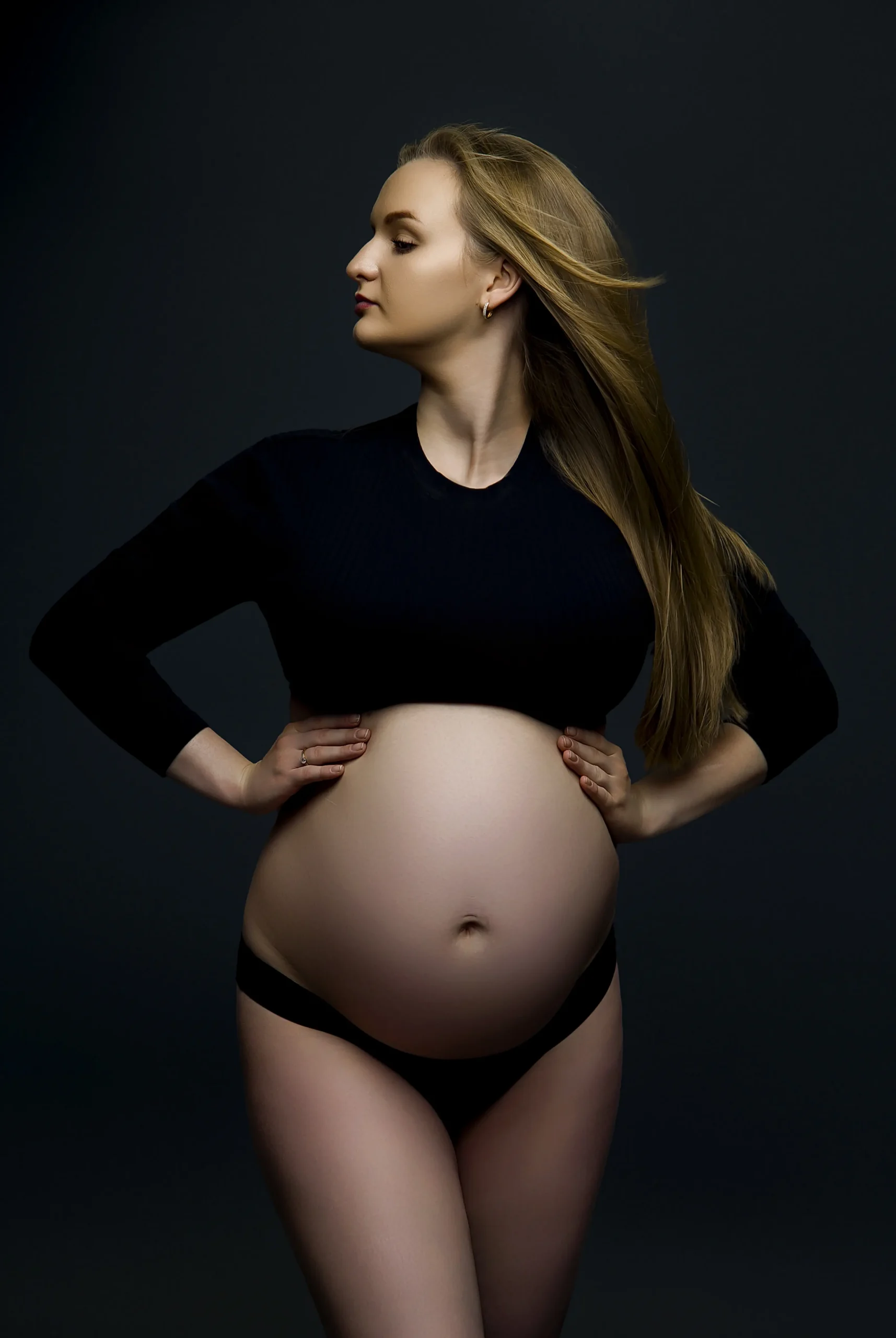 młoda kobieta w ciąży fotografia kolorowa wykonana w studio