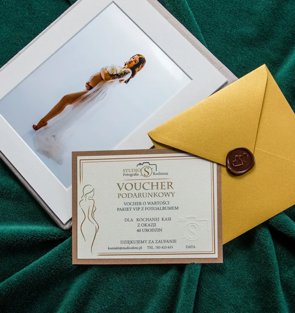 voucher podarunkowy na sesję fotograficzną na złotej kopercie lakowana pieczęć